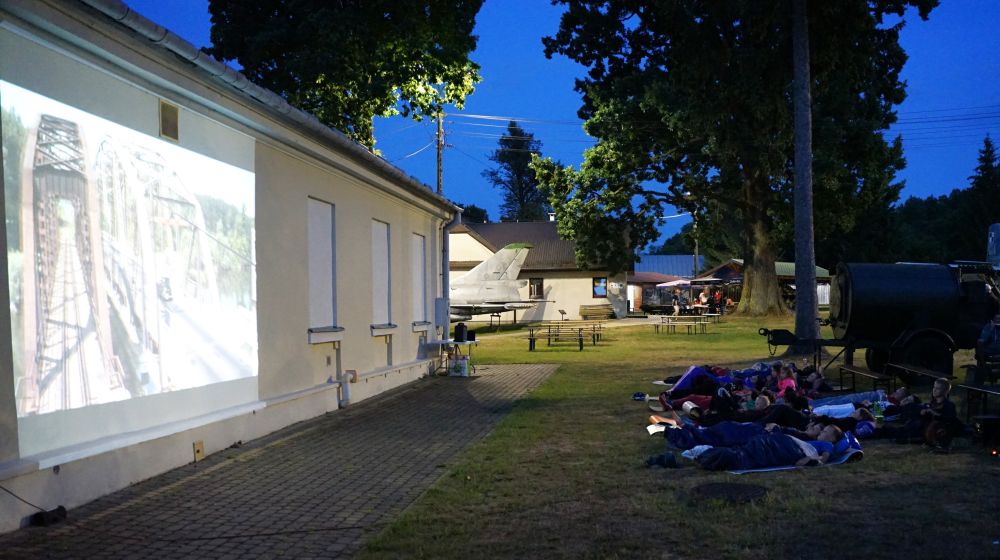 Letnie kino nocne z ”olimpijczykami”